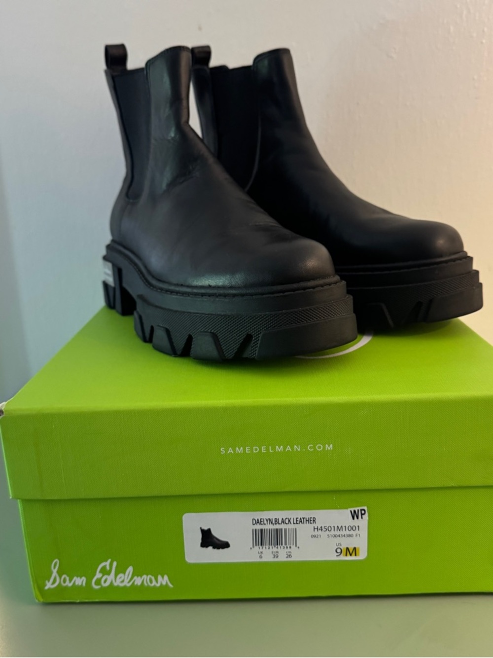 NWT Sam Edelman Daelyn Chelsea Lug Sole Boot